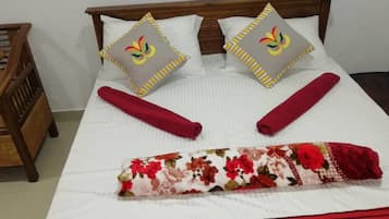Double Room, Non Smoking | Minibar, desk, soundproofing, iron/ironing board