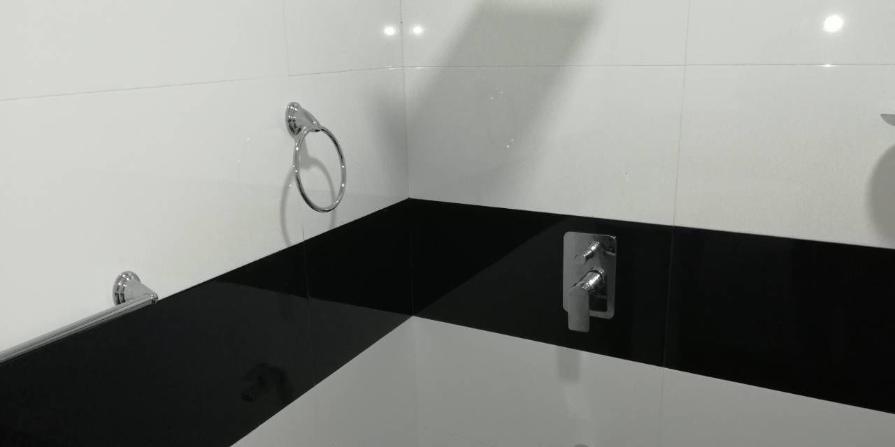 Chambre Double, non-fumeurs | Salle de bain | Douche, articles de toilette gratuits, sèche-cheveux, peignoirs