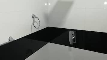 Chambre Double, non-fumeurs | Salle de bain | Douche, articles de toilette gratuits, sèche-cheveux, peignoirs