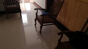 A room with a wooden bench and a wooden chair. - Ella Viyanga Homestay (Kumbalwela)