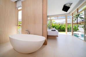 Vila | Banheiro | Banheira de imersão, produtos de toalete grátis, secador de cabelo 