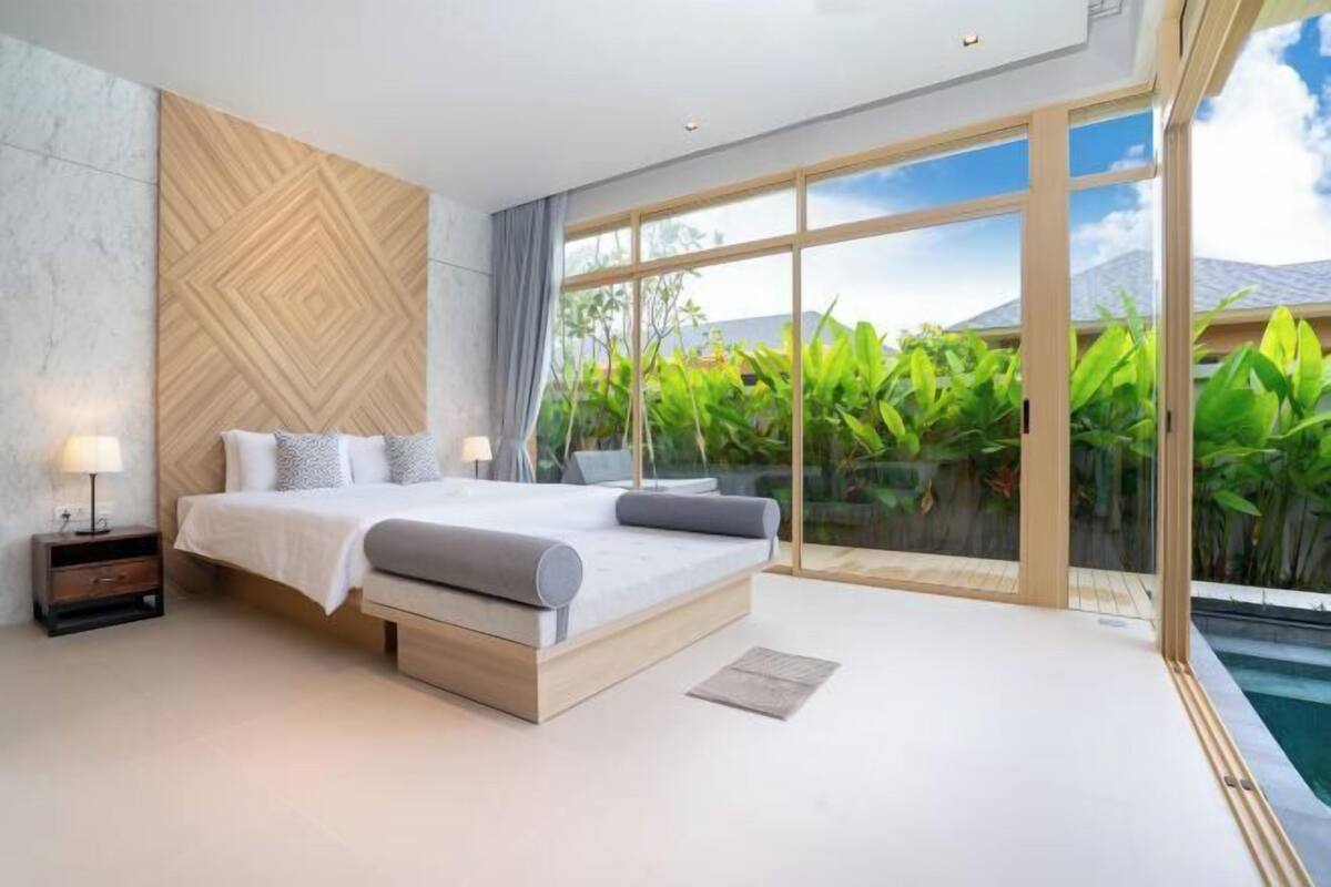 Premium bedding, in-room safe, laptop workspace, blackout drapes