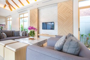 3-Bedroom Villa with Private Pool Plus | Aire de séjour | Téléviseur connecté