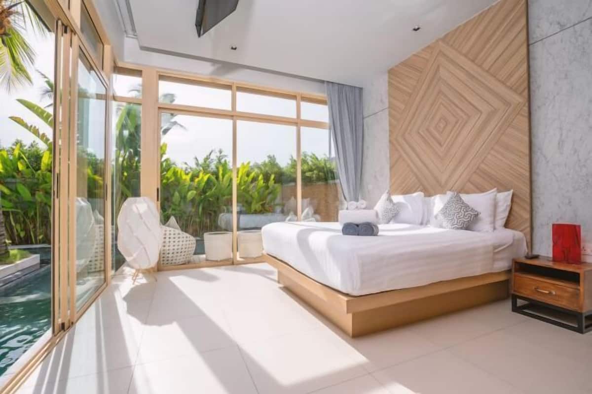 Premium bedding, in-room safe, laptop workspace, blackout drapes