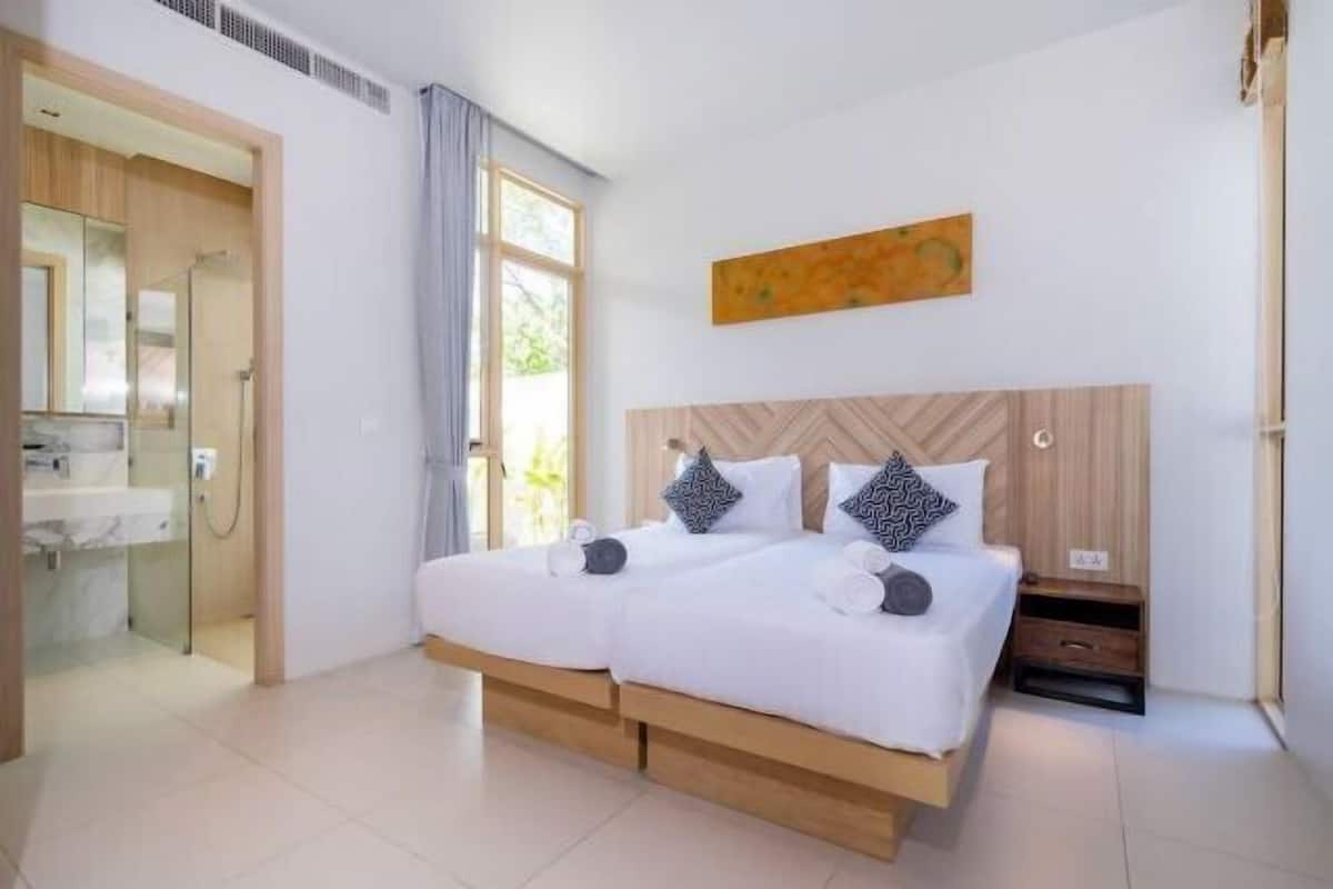 Premium bedding, in-room safe, laptop workspace, blackout drapes