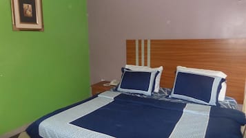 Habitación Deluxe, 1 cama matrimonial, para no fumadores | Caja de seguridad en la habitación y ropa de cama