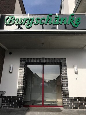 A building entrance with a sign reading "Burgschänke". - Hotel an der Burgschänke (Alpen)