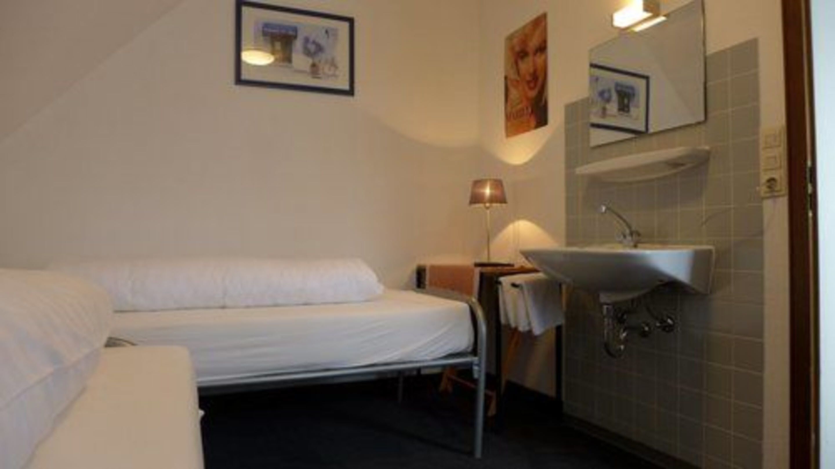 Kolmen hengen huone | Vauvansängyt, lisävuoteet, ilmainen Wi-Fi, vuodevaatteet