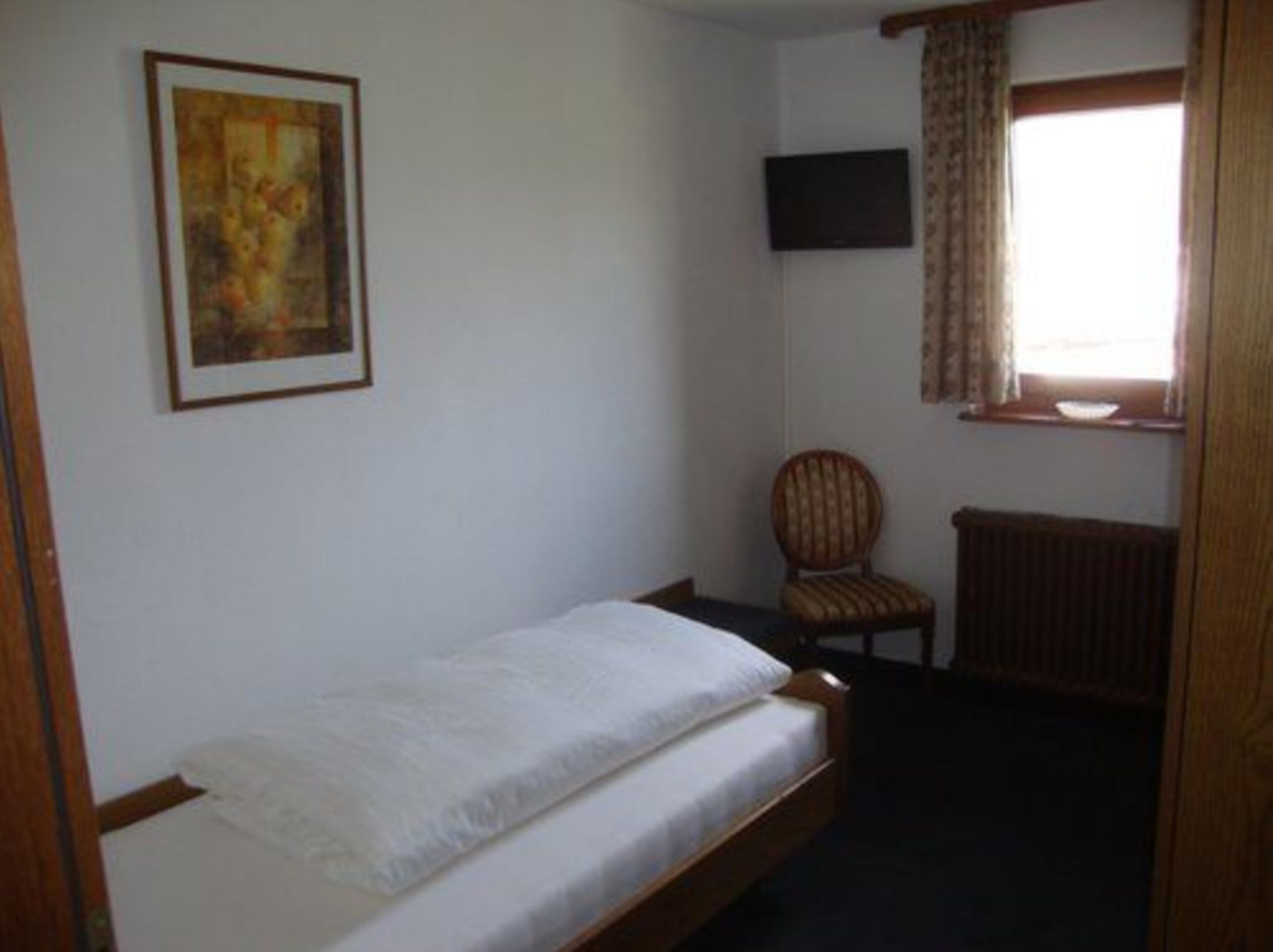 Single Room | Cribs/infant beds, rollaway beds, free WiFi, bed sheets