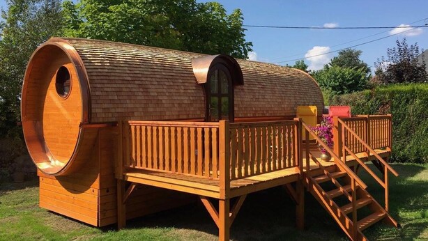 A wooden barrel-shaped cabin with a deck and a small staircase. - Gîte Amboise - Roulotte Chais Catherine (Amboise)