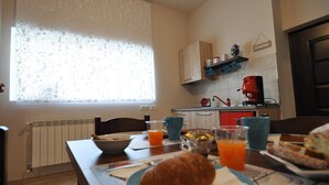 Frokost med lokale retter er inkludert hver dag