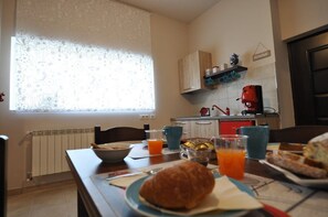 Café da manhã com pratos da culinária local grátis todos os dias