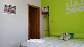 Habitación con 1 cama matrimonial o 2 individuales, para no fumadores | Escritorio, espacio para trabajar con laptop y insonorización 