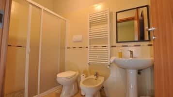 Doccia, set di cortesia gratuito, asciugacapelli, bidet