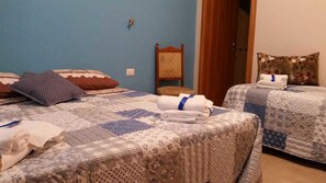 Quarto quádruplo, para não fumantes (500X) | Escrivaninha, espaço de trabalho para notebook, quartos à prova de som