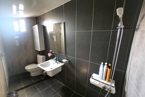 Appartement Duplex (Marigold) | Salle de bain | Baignoire et douche séparées, baignoire relaxante profonde