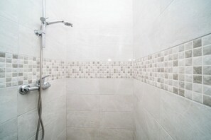 Studio Deluxe | Salle de bain | Douche, articles de toilette (gratuits), séchoir à cheveux