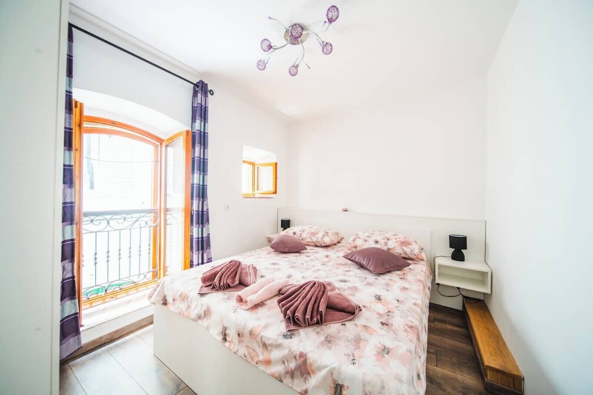 Standard Studio | Desk, blackout drapes, WiFi (free), bed sheets