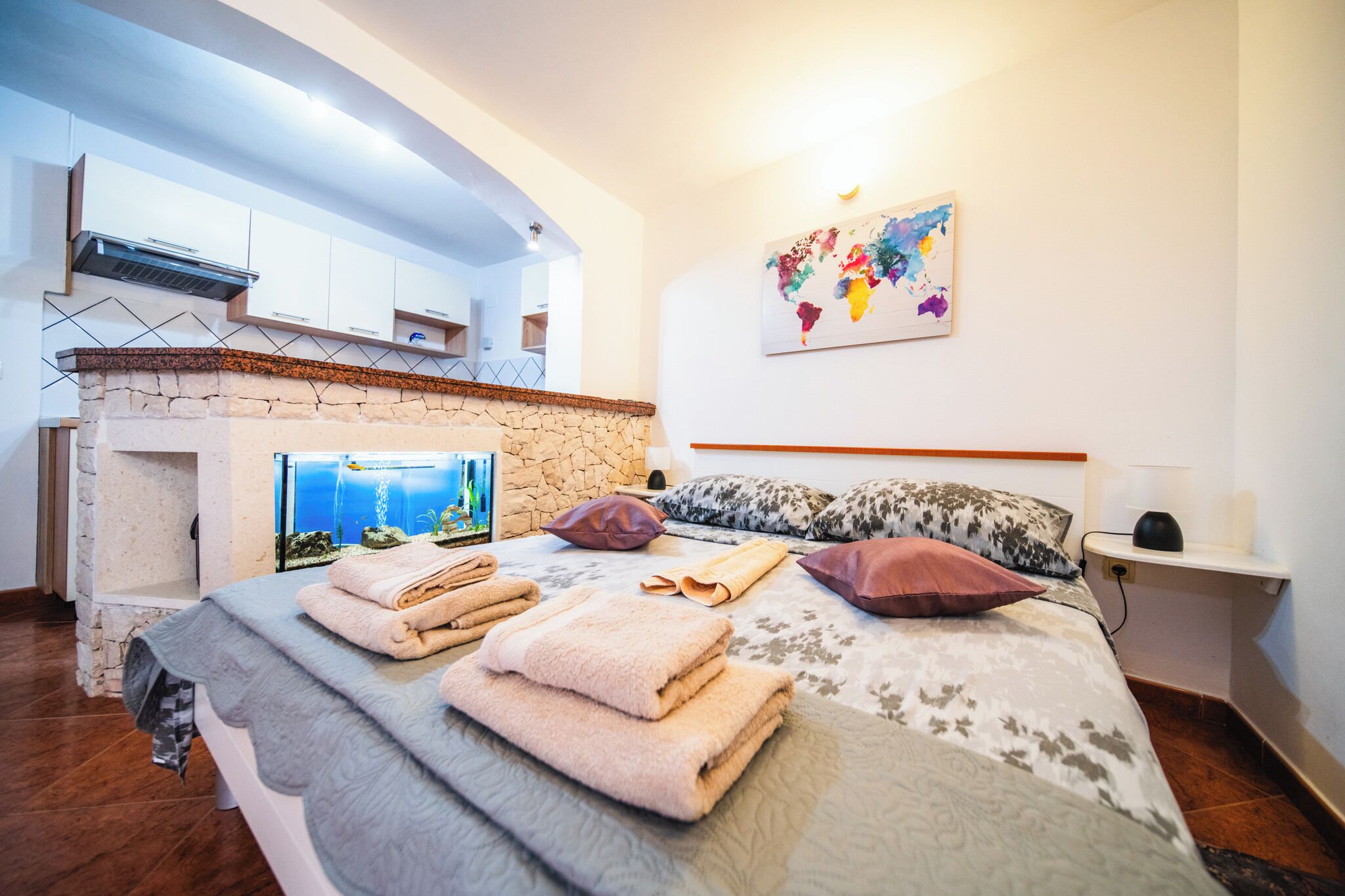 Estudio clásico | Escritorio, cortinas blackout, wifi gratis y ropa de cama 