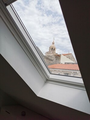 Estudio | Escritorio, cortinas opacas, wifi gratis y ropa de cama