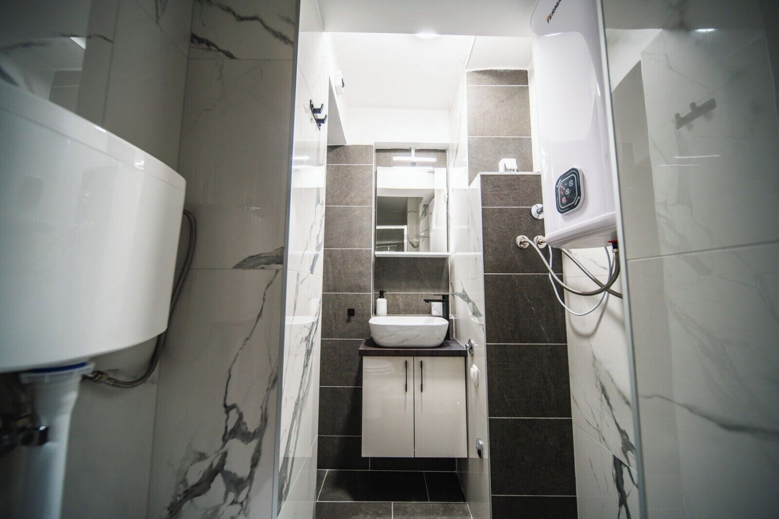 Standard Studio | Bathroom | Shower, free toiletries, hair dryer, towels