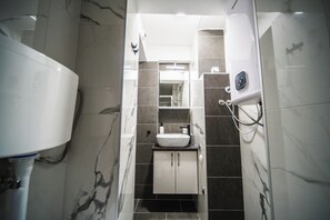 Standaard studio | Badkamer | Een douche, gratis toiletartikelen, een haardroger, handdoeken