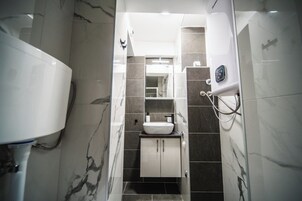 Standard Studio | Bathroom | Shower, free toiletries, hair dryer, towels