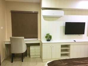 Deluxe Room | Premium bedding, down comforters, memory foam beds, minibar - Alexia's Place Hotel (Lagos)
