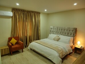 Premium bedding, down comforters, memory foam beds, minibar - Alexia's Place Hotel (Lagos)
