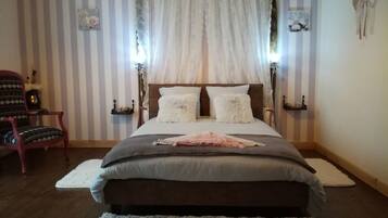 Room (Sirène) | Individually decorated, individually furnished, blackout drapes