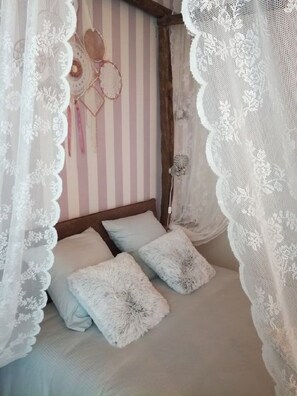 Decoración personalizada, muebles diferentes y cortinas blackout 