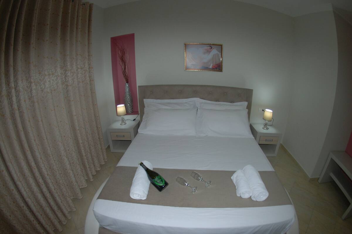 Quadruple Room with Sea View | Een kluis op de kamer, een bureau, verduisterende gordijnen