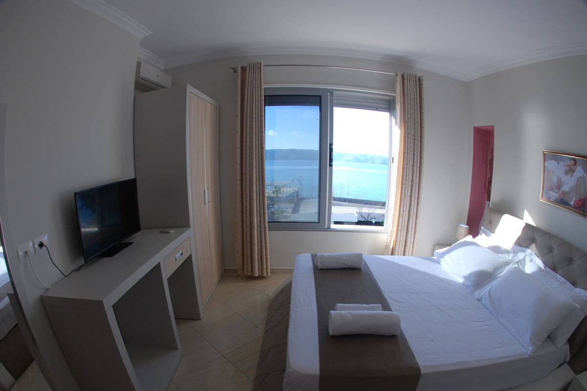 Double Room with Sea View | 객실 내 금고, 책상, 암막 커튼, 방음 설비