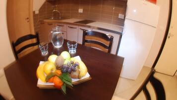 Tallelokero huoneessa, työpöytä, pimennysverhot, äänieristys