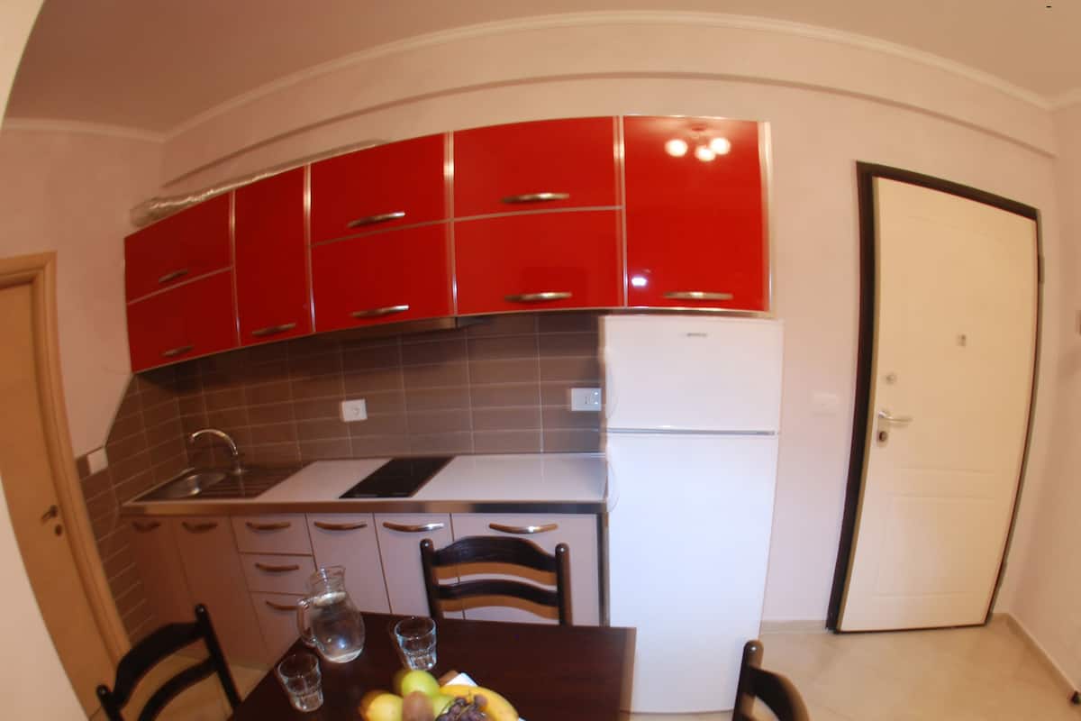 Een kluis op de kamer, een bureau, verduisterende gordijnen