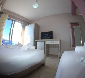 Deluxe Triple Room, Sea View | In-room safe, desk, blackout drapes, soundproofing - Hotel Divers (Orikum)