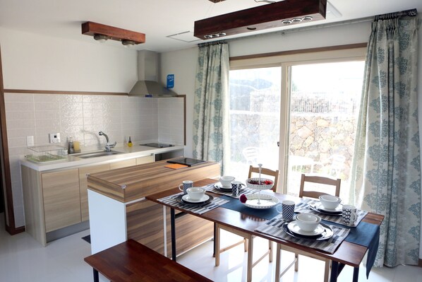 Dahlia | Cocina privada | Refrigerador, microondas, parrilla de estufa y tetera eléctrica 
