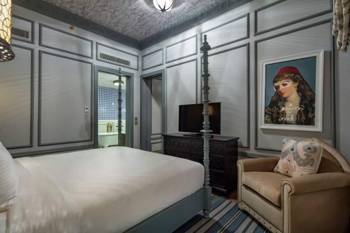 Premium bedding, down comforters, minibar, in-room safe