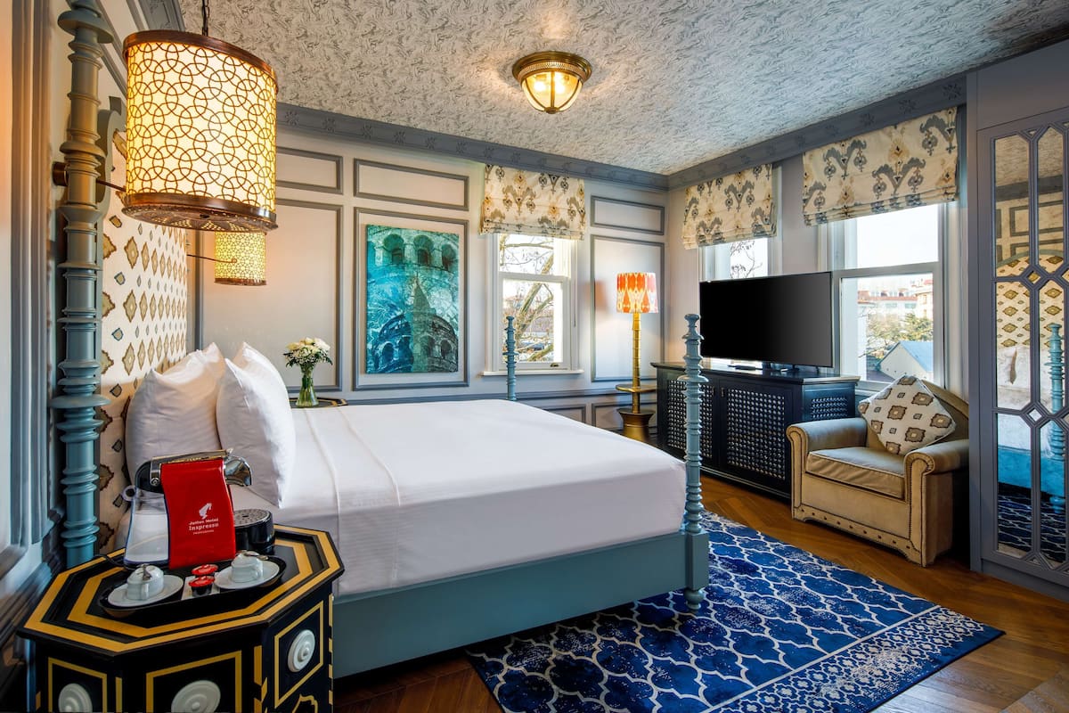 Room, 1 King Bed | Premium bedding, down comforters, minibar, in-room safe