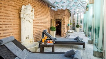 Couples treatment room(s), sauna, hot tub, steam room