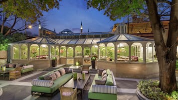 2 restauranter, lunsj serveres