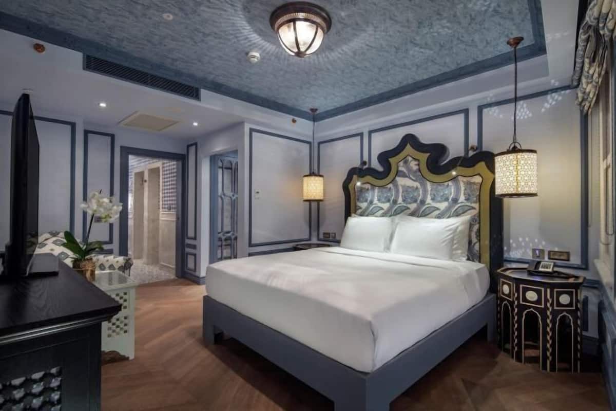 Premium bedding, down comforters, minibar, in-room safe