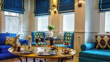 2 restaurants; ze serveren er lunch en diner
