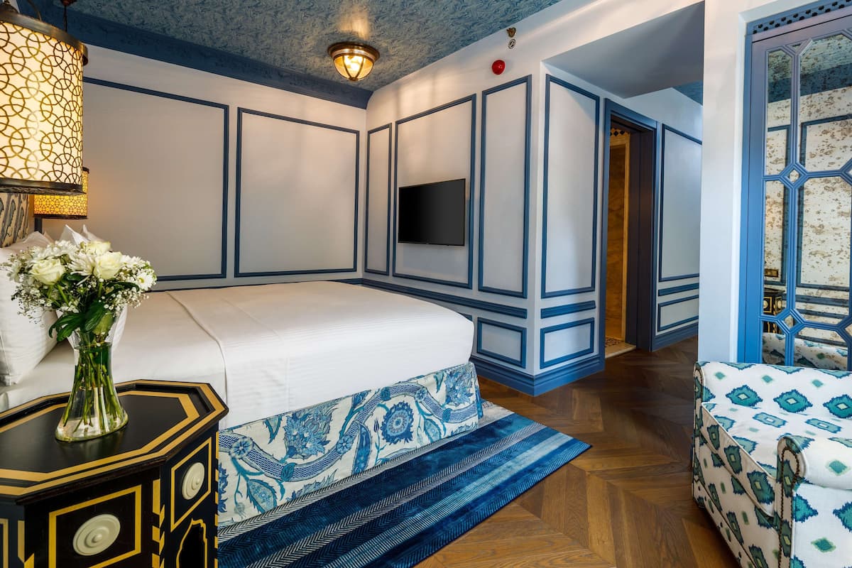 Room, 1 King Bed, Accessible | Premium bedding, down comforters, minibar, in-room safe