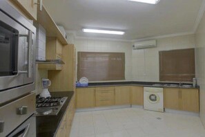 Apartment, Multiple Beds, Non Smoking | Private kitchen | Full-sized fridge, microwave, oven, stovetop