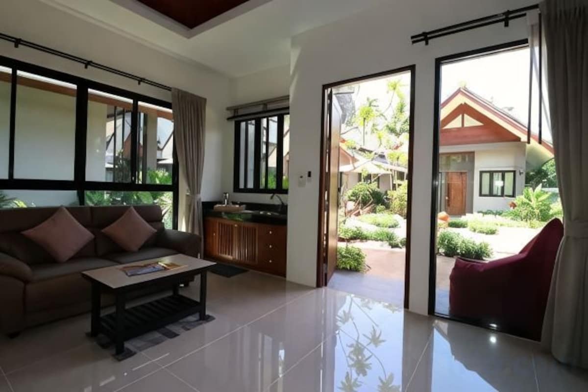 Living area | 40-inch Smart TV with cable channels, TV