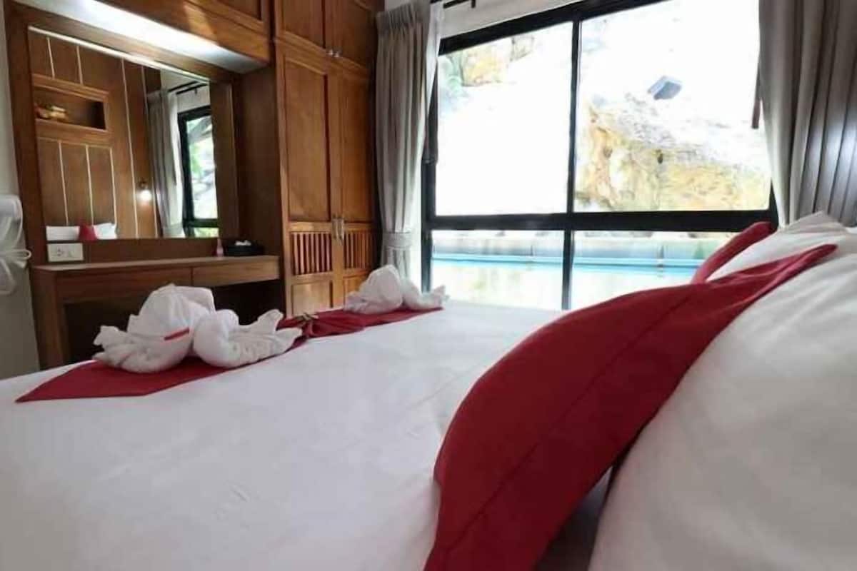 2 bedrooms, premium bedding, minibar, in-room safe