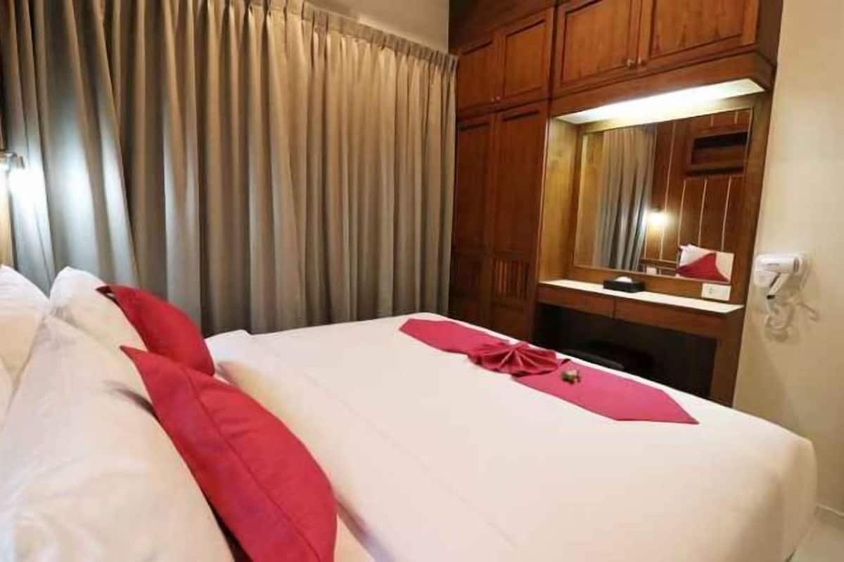 2 bedrooms, premium bedding, minibar, in-room safe