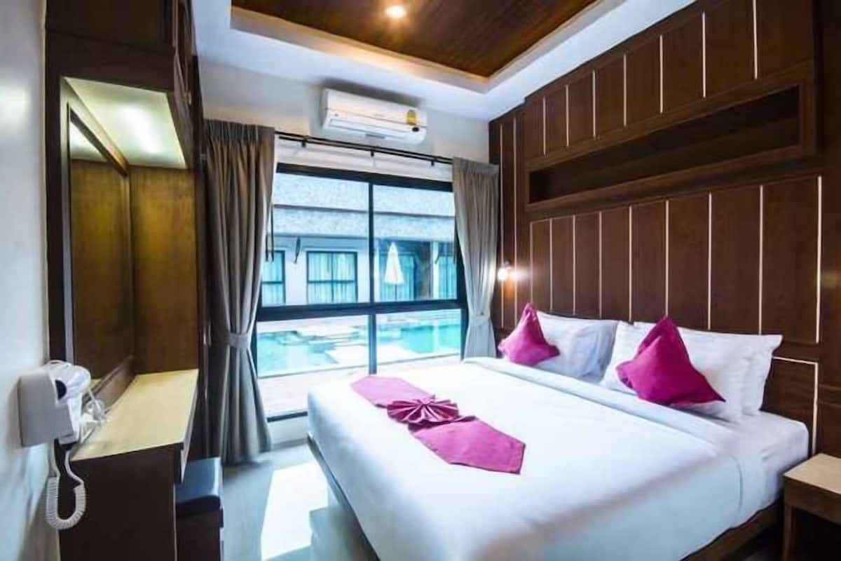 2 bedrooms, premium bedding, minibar, in-room safe