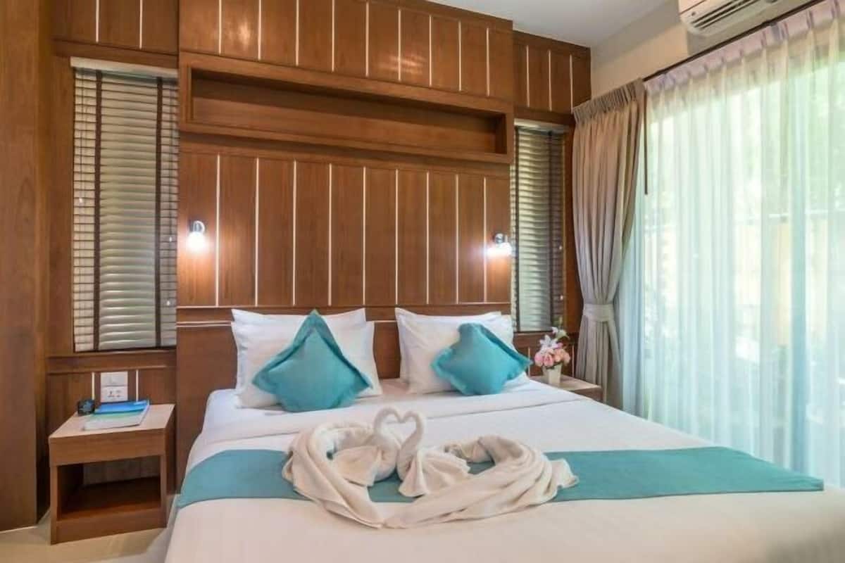 2 bedrooms, premium bedding, minibar, in-room safe